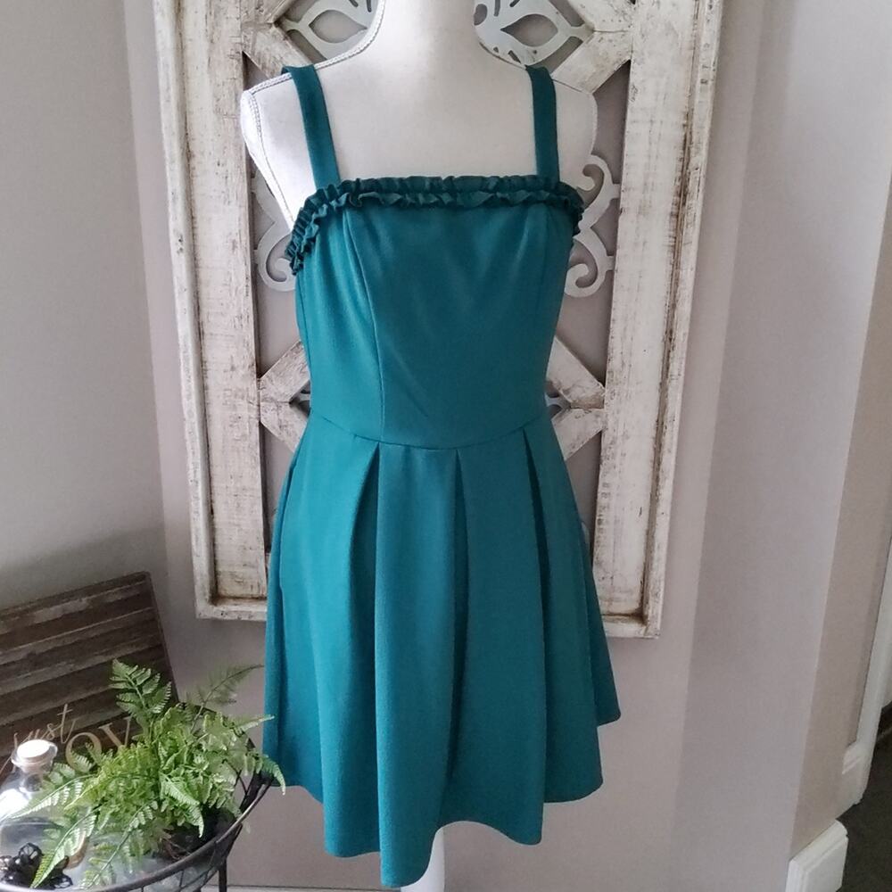 Speechless Women's Junior Sleeveless Ruffle Tie Back Mini Dress in Emerald Green